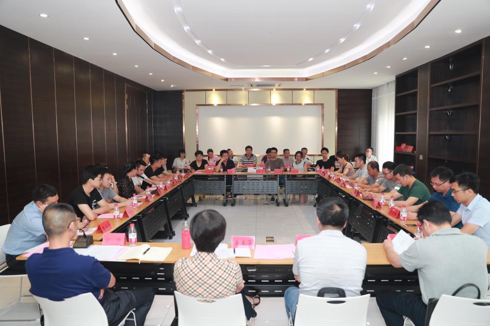 由（縣委常委、政法委書記）官雄主持、黃美萍（縣委書記）蘇建旗（縣長）參加“村企結(jié)對(duì)、真情幫扶”簽約授牌儀式、