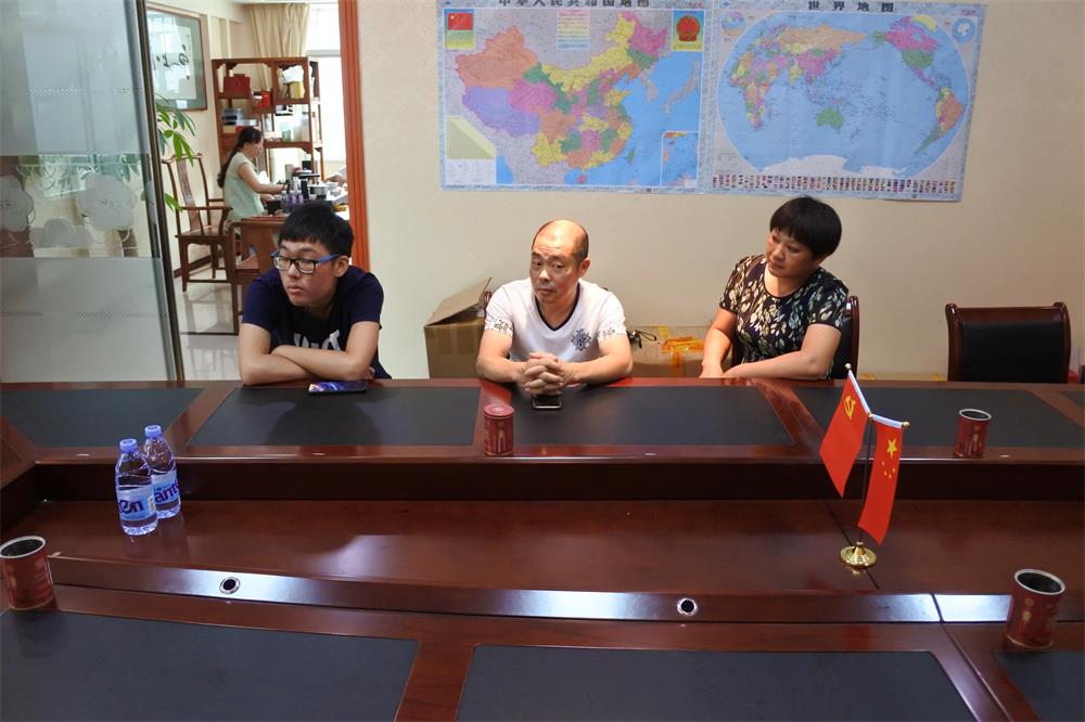知識改變?nèi)说拿\，公司職工子女考上大學 單位頒發(fā)助學金