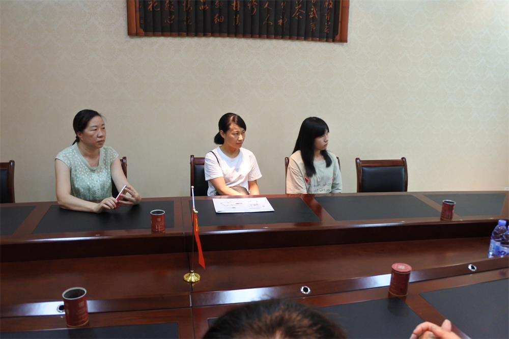 知識改變?nèi)说拿\，公司職工子女考上大學 單位頒發(fā)助學金