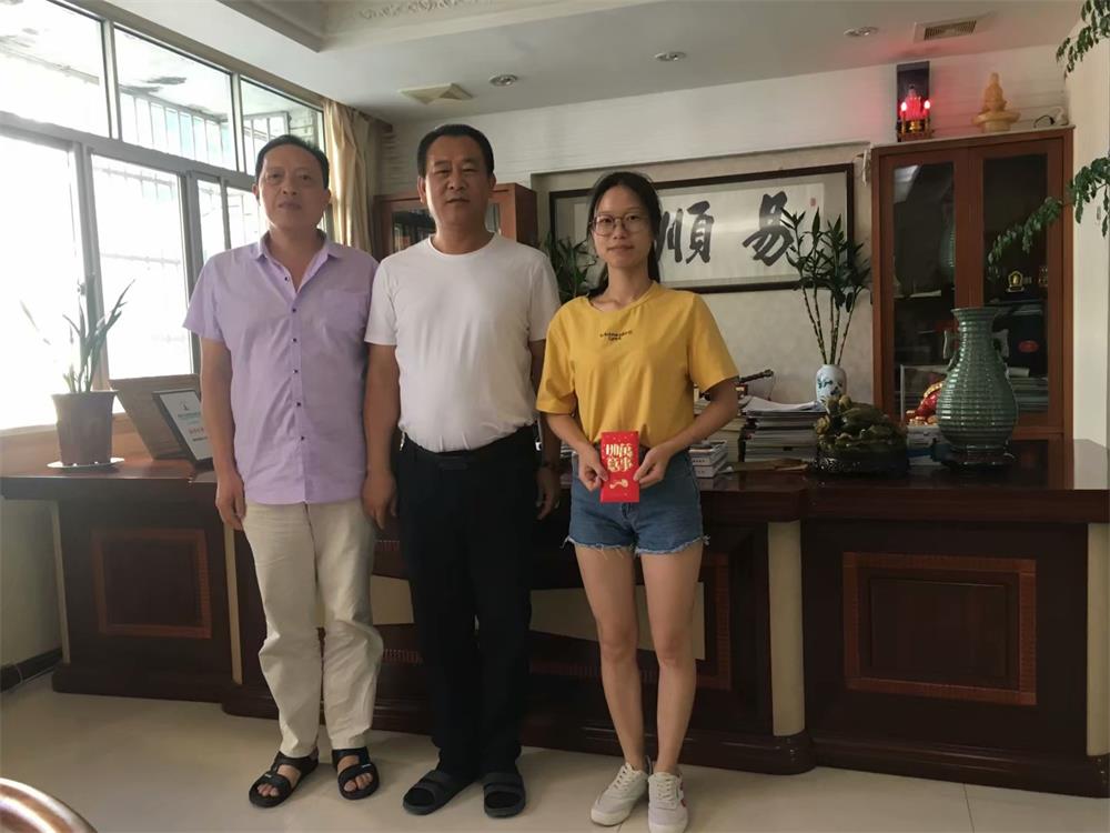 知識改變?nèi)说拿\，公司職工子女考上大學 單位頒發(fā)助學金