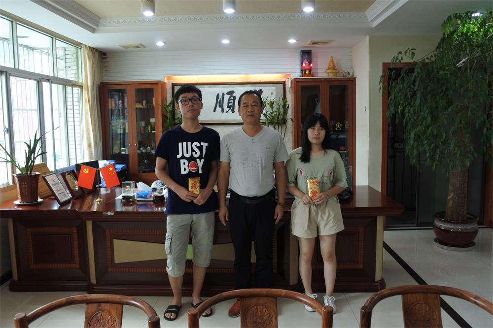 知識改變?nèi)说拿\，公司職工子女考上大學 單位頒發(fā)助學金