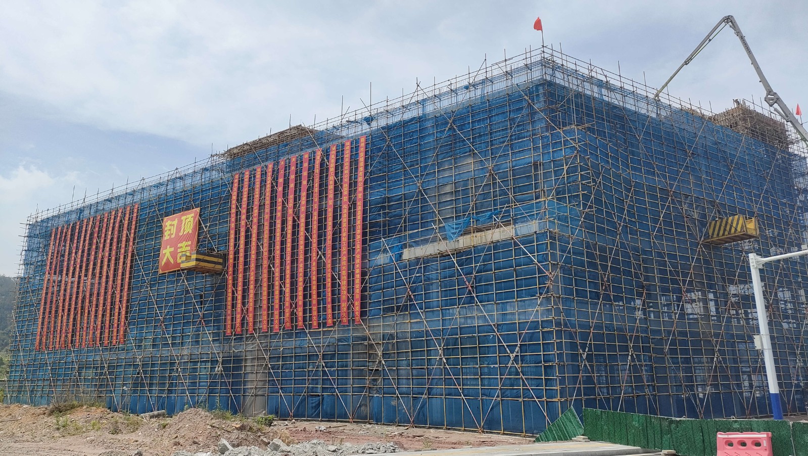 易順建工集團(tuán)有限公司承建的熹茗白茶加工及產(chǎn)業(yè)技術(shù)基地建設(shè)項目一期工程順利封頂！