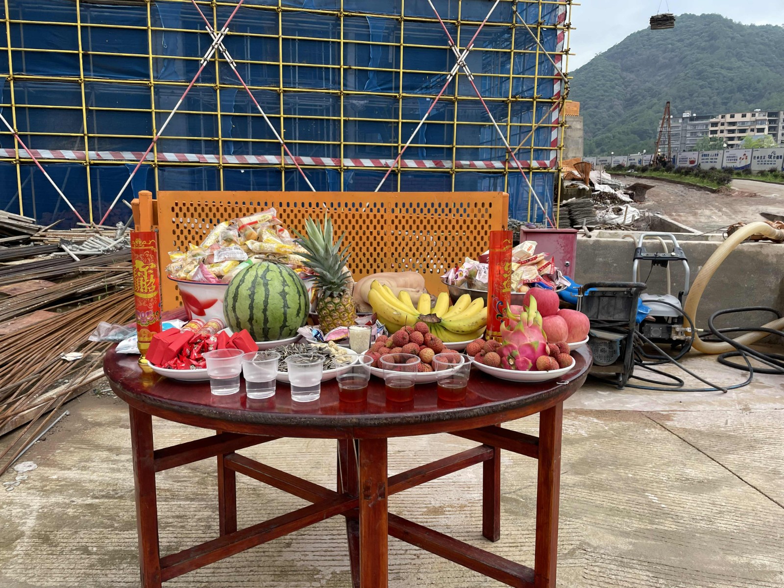 易順建工集團有限公司承建的福建松溪經(jīng)濟開發(fā)區(qū)東園新型紡織專業(yè)園標準化廠房項目一期工程順利封頂！