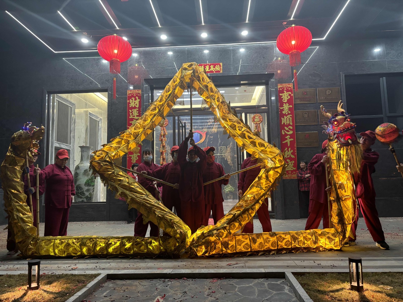 龍舞翩翩，瑞氣盈門！