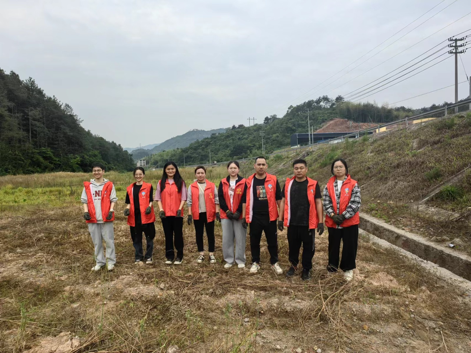 易順建工集團(tuán)有限公司入黨積極分子參加南門村、錢園橋村撂荒地整治活動