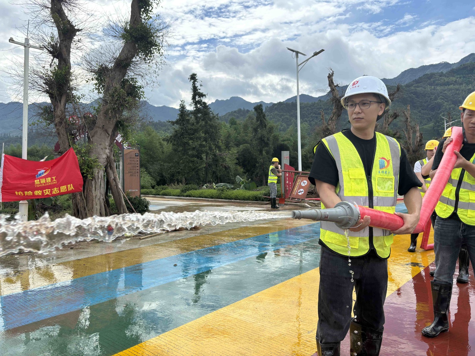 易順建工集團(tuán)有限公司總經(jīng)理李晉恒率領(lǐng)廣東子公司、廈門分公司負(fù)責(zé)人馳援梅口埠 助力災(zāi)后淤泥垃圾清理工作