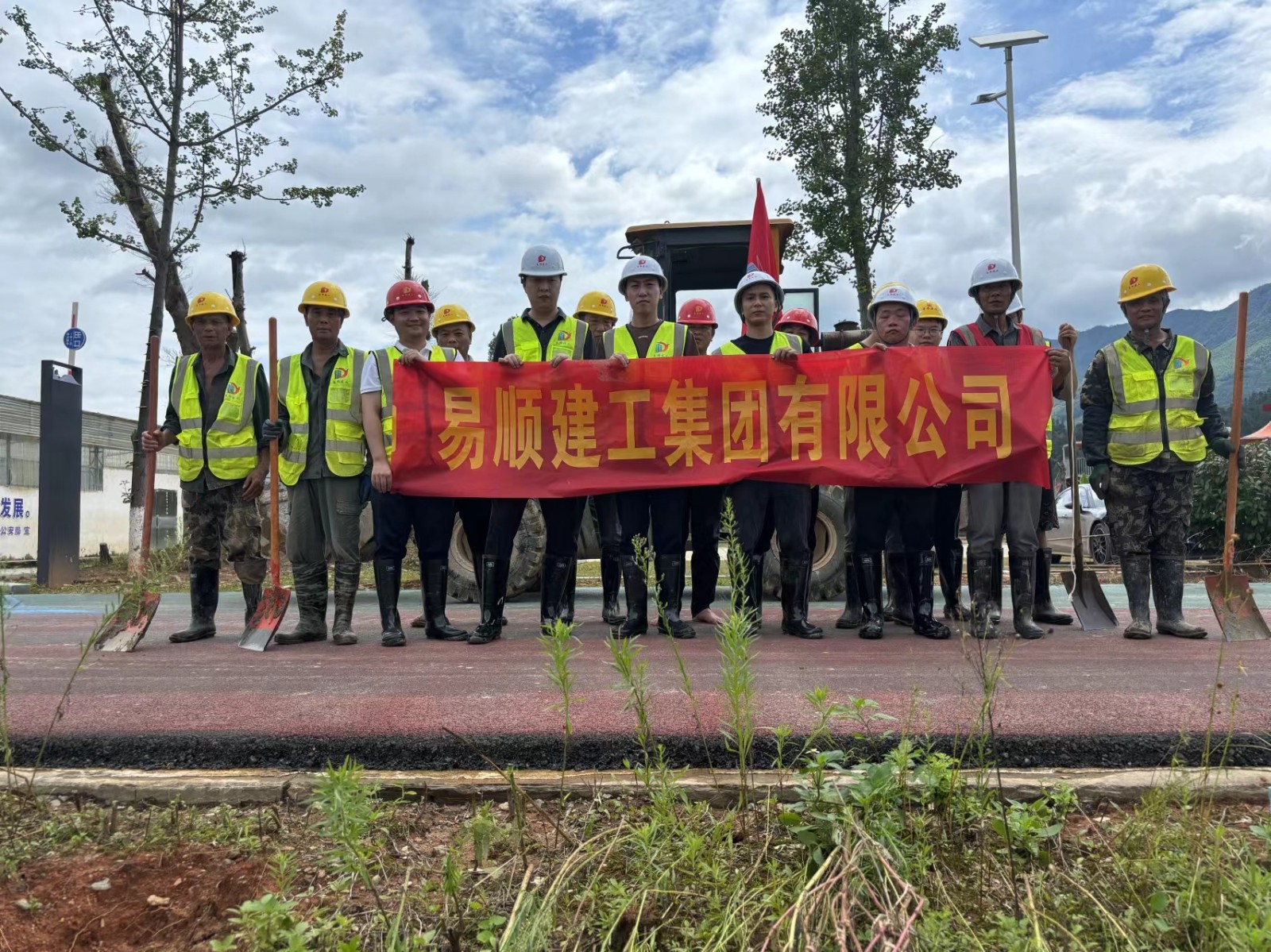 易順建工集團(tuán)有限公司總經(jīng)理李晉恒率領(lǐng)廣東子公司、廈門分公司負(fù)責(zé)人馳援梅口埠 助力災(zāi)后淤泥垃圾清理工作