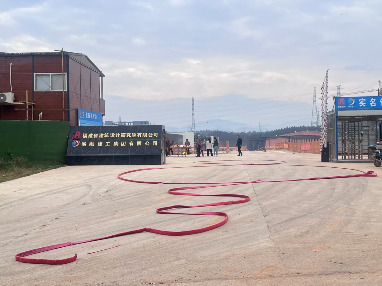 易順建工集團(tuán)有限公司承建的松溪縣三和循環(huán)經(jīng)濟(jì)產(chǎn)業(yè)園標(biāo)準(zhǔn)化廠房和基礎(chǔ)設(shè)施提升項(xiàng)目——標(biāo)準(zhǔn)化廠房建設(shè)項(xiàng)目封頂大吉！