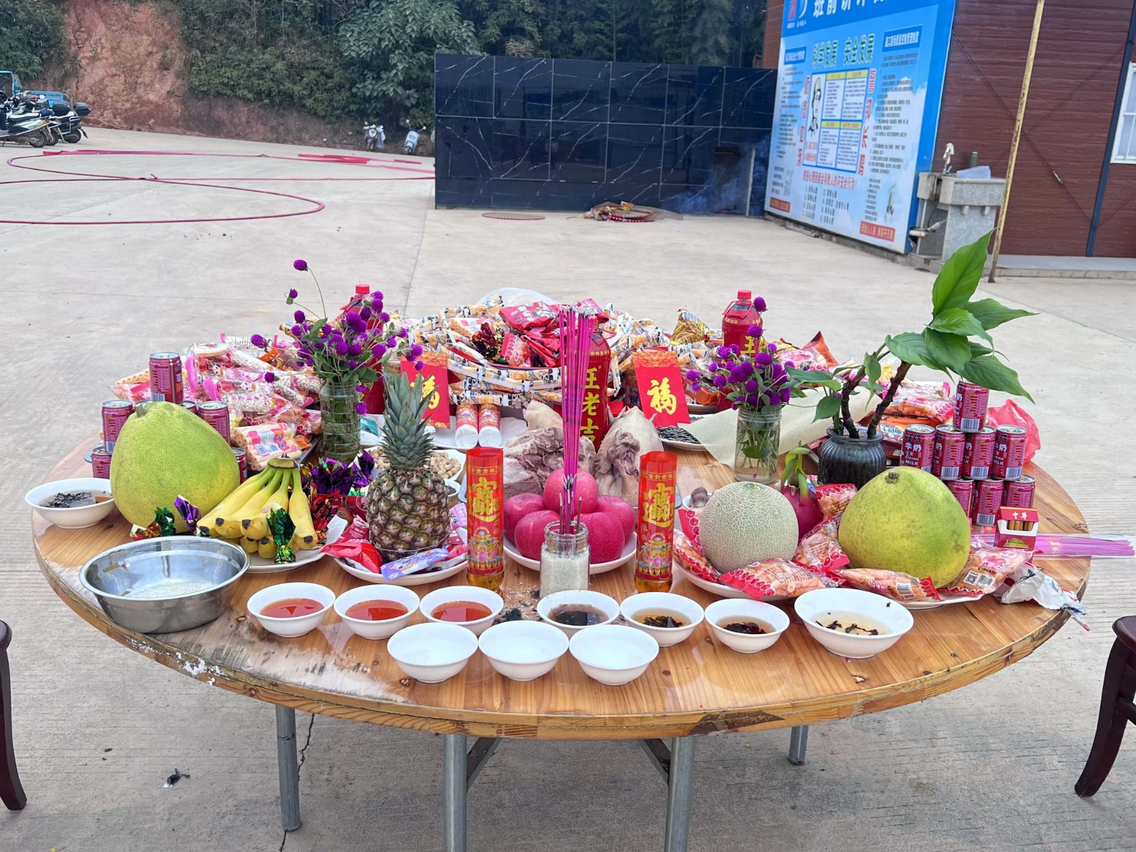 易順建工集團(tuán)有限公司承建的松溪縣三和循環(huán)經(jīng)濟(jì)產(chǎn)業(yè)園標(biāo)準(zhǔn)化廠房和基礎(chǔ)設(shè)施提升項(xiàng)目——標(biāo)準(zhǔn)化廠房建設(shè)項(xiàng)目封頂大吉！