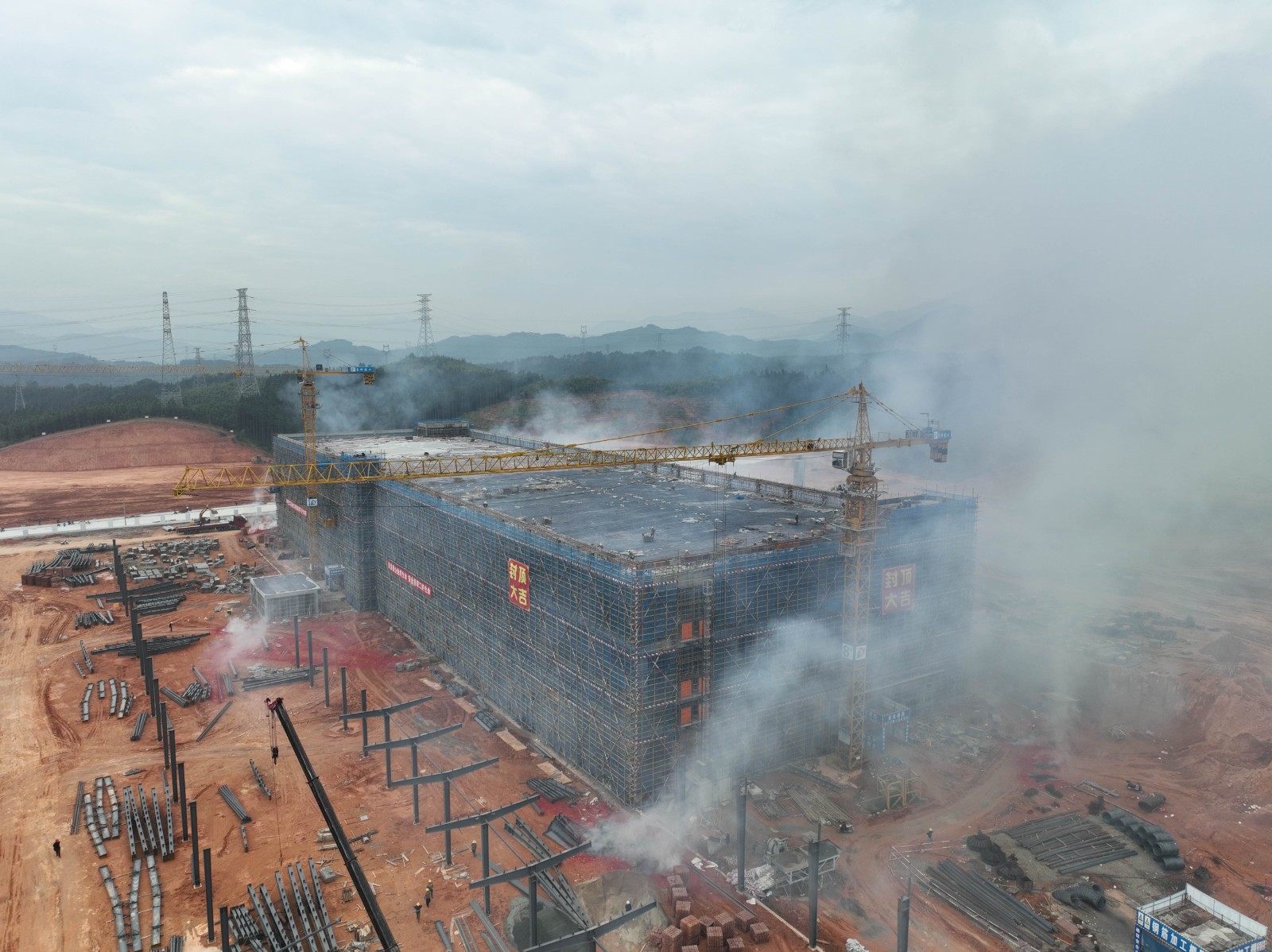 易順建工集團(tuán)有限公司承建的松溪縣三和循環(huán)經(jīng)濟(jì)產(chǎn)業(yè)園標(biāo)準(zhǔn)化廠房和基礎(chǔ)設(shè)施提升項(xiàng)目——標(biāo)準(zhǔn)化廠房建設(shè)項(xiàng)目封頂大吉！