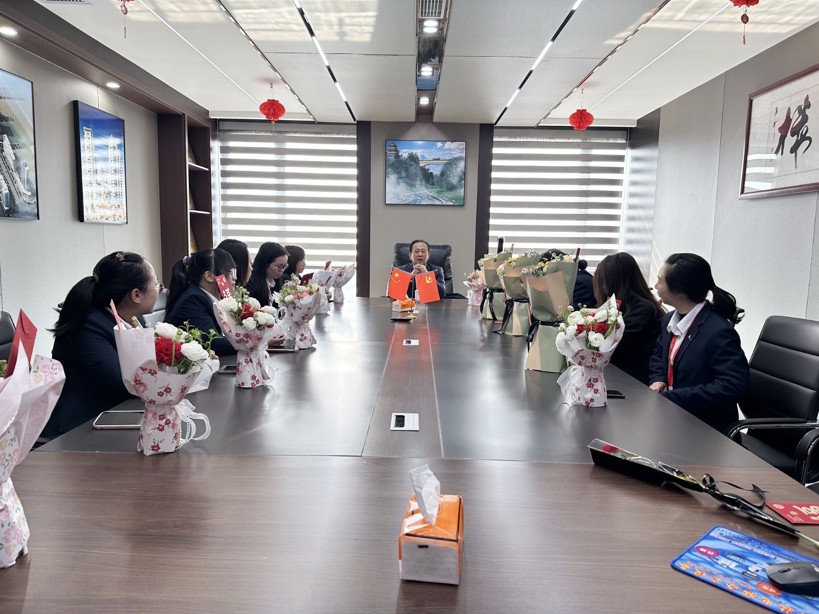 “同心協(xié)力 乘風(fēng)破浪 巾幗力量，再創(chuàng)輝煌”易順建工集團(tuán)舉行婦女節(jié)慶祝大會(huì)